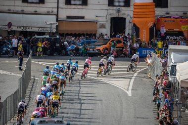 Roma, İtalya 27 Mayıs 2018: Profesyonel bisikletçiler, Grup Chris Froome demet, pembe Jersey'deki ile çapraz Roma sokaklarında İtalya Bisiklet turu 101 baskısının son aşamasında.