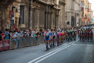 Roma, İtalya 27 Mayıs 2018: Grup profesyonel bisikletçiler İtalya Bisiklet turu 2018 101 baskısının son aşamasında Roma sokaklarında.