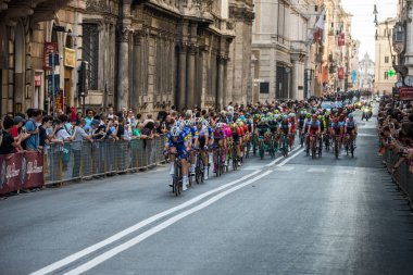 Roma, İtalya 27 Mayıs 2018: Grup profesyonel bisikletçiler İtalya Bisiklet turu 2018 101 baskısının son aşamasında Roma sokaklarında.