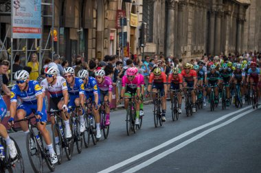 Roma, İtalya 27 Mayıs 2018: Grup profesyonel bisikletçiler İtalya Bisiklet turu 2018 101 baskısının son aşamasında Roma sokaklarında.