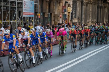 Roma, İtalya 27 Mayıs 2018: Grup profesyonel bisikletçiler İtalya Bisiklet turu 2018 101 baskısının son aşamasında Roma sokaklarında.