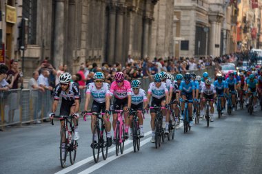 Roma, İtalya 27 Mayıs 2018: Profesyonel bisikletçiler, Grup Chris Froome demet, pembe Jersey'deki ile çapraz Roma sokaklarında İtalya Bisiklet turu 101 baskısının son aşamasında.