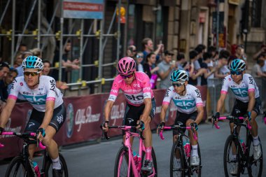 Roma, İtalya 27 Mayıs 2018: Profesyonel bisikletçiler, Grup Chris Froome demet, pembe Jersey'deki ile çapraz Roma sokaklarında İtalya Bisiklet turu 101 baskısının son aşamasında.