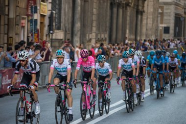 Roma, İtalya 27 Mayıs 2018: Profesyonel bisikletçiler, Grup Chris Froome demet, pembe Jersey'deki ile çapraz Roma sokaklarında İtalya Bisiklet turu 101 baskısının son aşamasında.