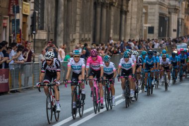 Roma, İtalya 27 Mayıs 2018: Profesyonel bisikletçiler, Grup Chris Froome demet, pembe Jersey'deki ile çapraz Roma sokaklarında İtalya Bisiklet turu 101 baskısının son aşamasında.