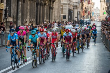 Roma, İtalya 27 Mayıs 2018: Grup profesyonel bisikletçiler İtalya Bisiklet turu 2018 101 baskısının son aşamasında Roma sokaklarında.