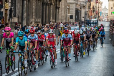 Roma, İtalya 27 Mayıs 2018: Grup profesyonel bisikletçiler İtalya Bisiklet turu 2018 101 baskısının son aşamasında Roma sokaklarında.