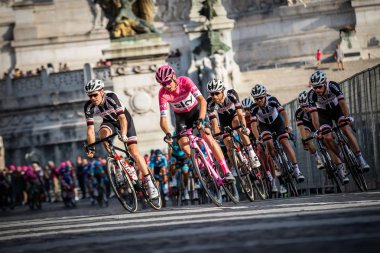 Roma, İtalya 27 Mayıs 2018: Profesyonel bisikletçiler, Grup Chris Froome demet, pembe Jersey'deki ile çapraz Roma sokaklarında İtalya Bisiklet turu 101 baskısının son aşamasında.