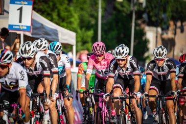 Roma, İtalya 27 Mayıs 2018: Profesyonel bisikletçiler, Grup Chris Froome demet, pembe Jersey'deki ile çapraz Roma sokaklarında İtalya Bisiklet turu 101 baskısının son aşamasında.