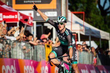 Roma, İtalya 27 Mayıs 2018: Sam Bennett, Bora Hansgrohe takım, bitiş çizgisine ve Roma WINS'de İtalya Bisiklet turu 2018 son etabına geçer.