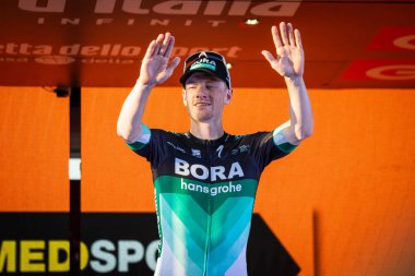 Roma, İtalya 27 Mayıs 2018: Sam Bennett, Bora Hansgrohe takım, podyumda İtalya Bisiklet turu 2018 son sahne alanı'nın başkenti Roma varış ile zaferi kutluyor.