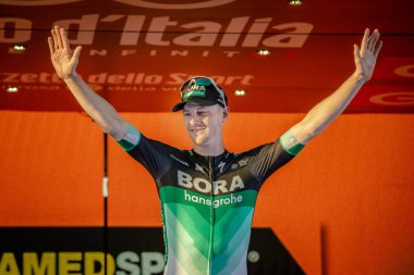 Roma, İtalya 27 Mayıs 2018: Sam Bennett, Bora Hansgrohe takım, podyumda İtalya Bisiklet turu 2018 son sahne alanı'nın başkenti Roma varış ile zaferi kutluyor.