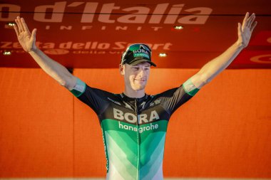 Roma, İtalya 27 Mayıs 2018: Sam Bennett, Bora Hansgrohe takım, podyumda İtalya Bisiklet turu 2018 son sahne alanı'nın başkenti Roma varış ile zaferi kutluyor.