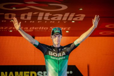 Roma, İtalya 27 Mayıs 2018: Sam Bennett, Bora Hansgrohe takım, podyumda İtalya Bisiklet turu 2018 son sahne alanı'nın başkenti Roma varış ile zaferi kutluyor.
