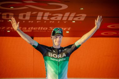 Roma, İtalya 27 Mayıs 2018: Sam Bennett, Bora Hansgrohe takım, podyumda İtalya Bisiklet turu 2018 son sahne alanı'nın başkenti Roma varış ile zaferi kutluyor.