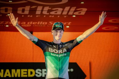 Roma, İtalya 27 Mayıs 2018: Sam Bennett, Bora Hansgrohe takım, podyumda İtalya Bisiklet turu 2018 son sahne alanı'nın başkenti Roma varış ile zaferi kutluyor.