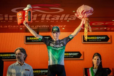Roma, İtalya 27 Mayıs 2018: Sam Bennett, Bora Hansgrohe takım, podyumda İtalya Bisiklet turu 2018 son sahne alanı'nın başkenti Roma varış ile zaferi kutluyor.