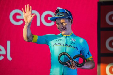 Roma, İtalya 27 Mayıs 2018: Miguel Angel Lopez, Astana Team Pro, 101th İtalya Bisiklet turu 2018 onun üçüncü sırada Roma'da geldikten sonra 21 gün zor aşamaları ile kutluyor.