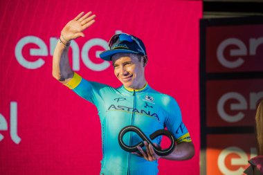 Roma, İtalya 27 Mayıs 2018: Miguel Angel Lopez, Astana Team Pro, 101th İtalya Bisiklet turu 2018 onun üçüncü sırada Roma'da geldikten sonra 21 gün zor aşamaları ile kutluyor.