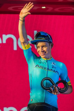 Roma, İtalya 27 Mayıs 2018: Miguel Angel Lopez, Astana Team Pro, 101th İtalya Bisiklet turu 2018 onun üçüncü sırada Roma'da geldikten sonra 21 gün zor aşamaları ile kutluyor.