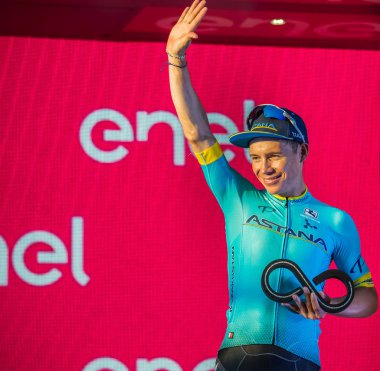 Roma, İtalya 27 Mayıs 2018: Miguel Angel Lopez, Astana Team Pro, 101th İtalya Bisiklet turu 2018 onun üçüncü sırada Roma'da geldikten sonra 21 gün zor aşamaları ile kutluyor.