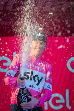 Roma, İtalya 27 Mayıs 2018: Chris Froome, pembe Jersey'de 101th İtalya Bisiklet turu 2018 Roma'da podyum zaferi zor aşamaları 21 gün sonra kutluyor.