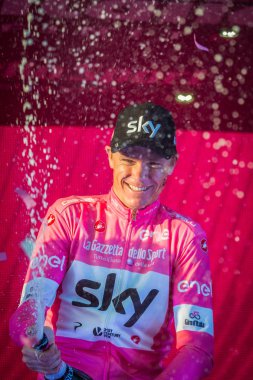 Roma, İtalya 27 Mayıs 2018: Chris Froome, pembe Jersey'de 101th İtalya Bisiklet turu 2018 Roma'da podyum zaferi zor aşamaları 21 gün sonra kutluyor.
