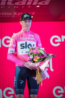 Roma, İtalya 27 Mayıs 2018: Chris Froome, pembe Jersey'de 101th İtalya Bisiklet turu 2018 Roma'da podyum zaferi zor aşamaları 21 gün sonra kutluyor.