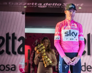 Roma, İtalya 27 Mayıs 2018: Chris Froome, pembe Jersey'deki 101th İtalya Bisiklet turu 2018 Roma'da podyum zaferi kutluyor ve sonsuz kupa elinde tutar.