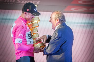 Roma, İtalya 27 Mayıs 2018: Chris Froome, pembe Jersey'deki 101th İtalya Bisiklet turu 2018 Roma'da podyum zaferi kutluyor ve sonsuz kupa elinde tutar.
