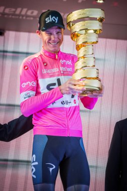 Roma, İtalya 27 Mayıs 2018: Chris Froome, pembe Jersey'deki 101th İtalya Bisiklet turu 2018 Roma'da podyum zaferi kutluyor ve sonsuz kupa elinde tutar.