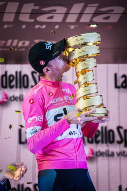 Roma, İtalya 27 Mayıs 2018: Chris Froome, pembe Jersey'deki 101th İtalya Bisiklet turu 2018 Roma'da podyum zaferi kutluyor ve sonsuz kupa elinde tutar.