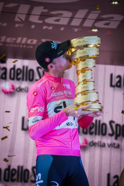 Roma, İtalya 27 Mayıs 2018: Chris Froome, pembe Jersey'deki 101th İtalya Bisiklet turu 2018 Roma'da podyum zaferi kutluyor ve sonsuz kupa elinde tutar.