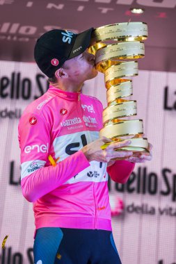 Roma, İtalya 27 Mayıs 2018: Chris Froome, pembe Jersey'deki 101th İtalya Bisiklet turu 2018 Roma'da podyum zaferi kutluyor ve sonsuz kupa elinde tutar.
