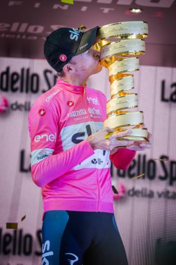 Roma, İtalya 27 Mayıs 2018: Chris Froome, pembe Jersey'deki 101th İtalya Bisiklet turu 2018 Roma'da podyum zaferi kutluyor ve sonsuz kupa elinde tutar.