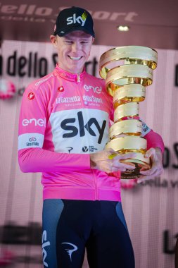 Roma, İtalya 27 Mayıs 2018: Chris Froome, pembe Jersey'deki 101th İtalya Bisiklet turu 2018 Roma'da podyum zaferi kutluyor ve sonsuz kupa elinde tutar.