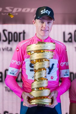 Roma, İtalya 27 Mayıs 2018: Chris Froome, pembe Jersey'deki 101th İtalya Bisiklet turu 2018 Roma'da podyum zaferi kutluyor ve sonsuz kupa elinde tutar.