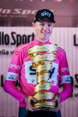 Roma, İtalya 27 Mayıs 2018: Chris Froome, pembe Jersey'deki 101th İtalya Bisiklet turu 2018 Roma'da podyum zaferi kutluyor ve sonsuz kupa elinde tutar.