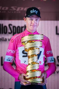Roma, İtalya 27 Mayıs 2018: Chris Froome, pembe Jersey'deki 101th İtalya Bisiklet turu 2018 Roma'da podyum zaferi kutluyor ve sonsuz kupa elinde tutar.