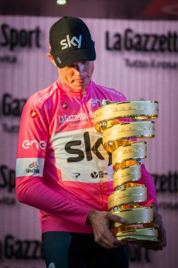 Roma, İtalya 27 Mayıs 2018: Chris Froome, pembe Jersey'deki 101th İtalya Bisiklet turu 2018 Roma'da podyum zaferi kutluyor ve sonsuz kupa elinde tutar.
