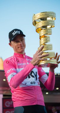 Roma, İtalya 27 Mayıs 2018: Chris Froome, pembe Jersey'deki 101th İtalya Bisiklet turu 2018 Roma'da podyum zaferi kutluyor ve sonsuz kupa elinde tutar.