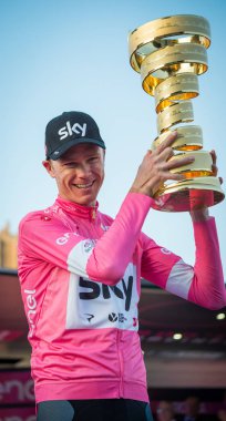 Roma, İtalya 27 Mayıs 2018: Chris Froome, pembe Jersey'deki 101th İtalya Bisiklet turu 2018 Roma'da podyum zaferi kutluyor ve sonsuz kupa elinde tutar.
