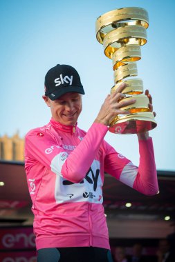 Roma, İtalya 27 Mayıs 2018: Chris Froome, pembe Jersey'deki 101th İtalya Bisiklet turu 2018 Roma'da podyum zaferi kutluyor ve sonsuz kupa elinde tutar.