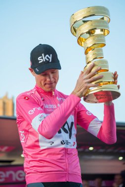 Roma, İtalya 27 Mayıs 2018: Chris Froome, pembe Jersey'deki 101th İtalya Bisiklet turu 2018 Roma'da podyum zaferi kutluyor ve sonsuz kupa elinde tutar.