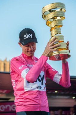 Roma, İtalya 27 Mayıs 2018: Chris Froome, pembe Jersey'deki 101th İtalya Bisiklet turu 2018 Roma'da podyum zaferi kutluyor ve sonsuz kupa elinde tutar.