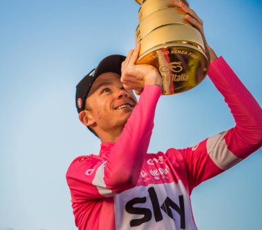 Roma, İtalya 27 Mayıs 2018: Chris Froome, pembe Jersey'deki 101th İtalya Bisiklet turu 2018 Roma'da podyum zaferi kutluyor ve sonsuz kupa elinde tutar.