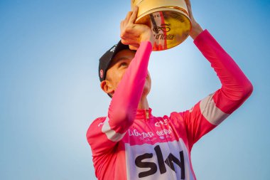 Roma, İtalya 27 Mayıs 2018: Chris Froome, pembe Jersey'deki 101th İtalya Bisiklet turu 2018 Roma'da podyum zaferi kutluyor ve sonsuz kupa elinde tutar.