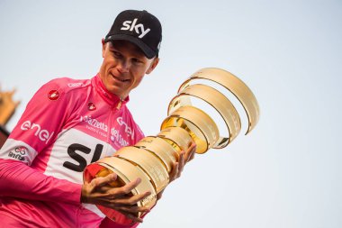 Roma, İtalya 27 Mayıs 2018: Chris Froome, pembe Jersey'deki 101th İtalya Bisiklet turu 2018 Roma'da podyum zaferi kutluyor ve sonsuz kupa elinde tutar.