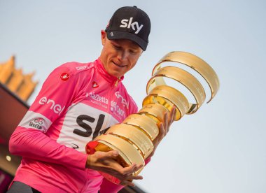 Roma, İtalya 27 Mayıs 2018: Chris Froome, pembe Jersey'deki 101th İtalya Bisiklet turu 2018 Roma'da podyum zaferi kutluyor ve sonsuz kupa elinde tutar.