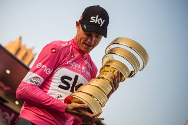 Roma, İtalya 27 Mayıs 2018: Chris Froome, pembe Jersey'deki 101th İtalya Bisiklet turu 2018 Roma'da podyum zaferi kutluyor ve sonsuz kupa elinde tutar.